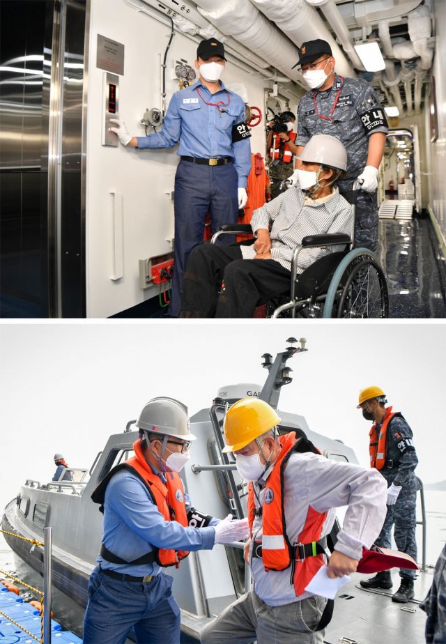 14일 해군 훈련함인 한산도함에서 전남 진도군 가사도 주민이 휠체어를 타고 코로나19 백신을 맞기 위해 이동하고 있다(위 
사진). 아래는 가사도 주민(오른쪽 노란 헬멧)이 상륙주정을 타고 한산도함에 옮겨 타는 모습. 정부는 이동이 어려운 섬 주민의 
백신 접종을 위해 국내 최초의 전용 훈련함인 한산도함(4500t급)을 이날부터 ‘해상 접종센터’로 운용한다. 해군 제공