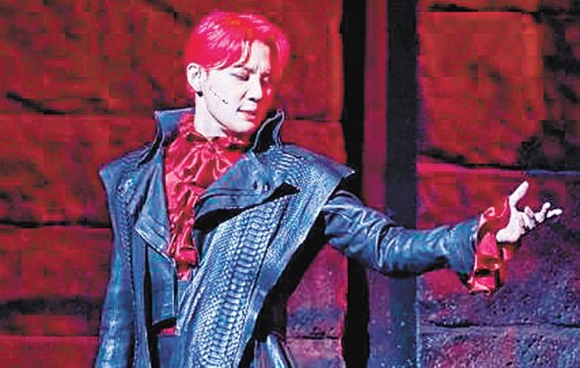 붉게 염색한 머리는 뮤지컬 ‘드라큘라’에서 김준수의 트레이드마크다. 그는 “초심을 유지하고 싶어 이번 시즌에도 붉게 염색했다”고 말했다. 씨제스엔터테인먼트 제공