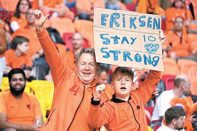 14일 네덜란드 암스테르담 요한 크라위프 아레나에서 열린 유로 2020 네덜란드와 우크라이나 경기 전 네덜란드의 어린 팬이 ‘에릭센, 힘내’라고 쓴 플래카드를 들어 보이고 있다. 암스테르담=AP 뉴시스