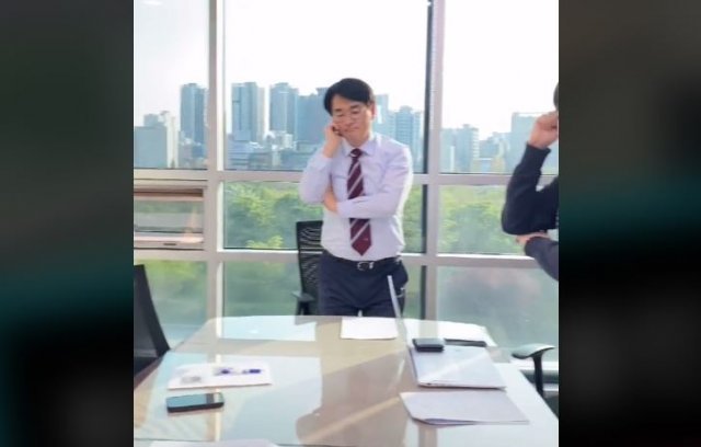 브레이브걸스의 롤린에 맞춰 춤을 추는 더불어민주당 박용진 의원. 박 의원 틱톡 채널