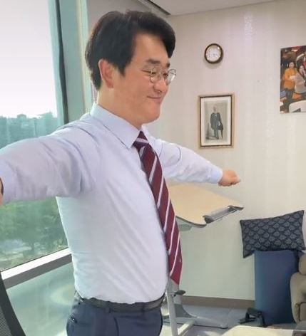 브레이브걸스의 롤린에 맞춰 춤을 추는 더불어민주당 박용진 의원. 박 의원 틱톡 채널