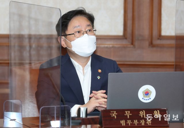 박범계 법무부 장관이 15일 서울 종로구 정부서울청사에서 열린 국무회의에 참석해 회의 시작을 기다리고 있다.  김동주 기자 zoo@donga.com