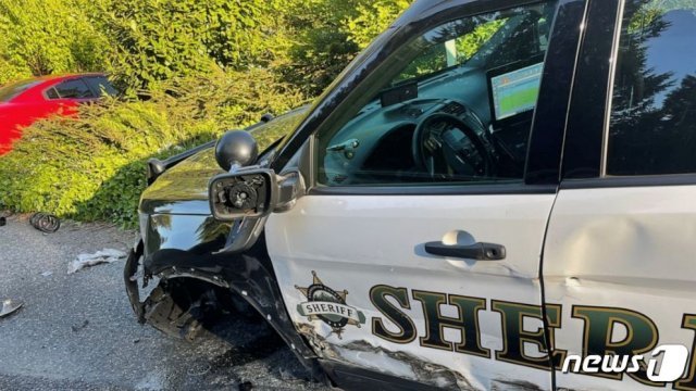 미국 워싱턴주에서 15일(현지시간) 테슬라의 자율주행 전기차가 경찰차를 들이받는 사고가 발생했다. (출처=미국 워싱턴주 스노호미시카운티 보안관실 페이스북) © 뉴스1