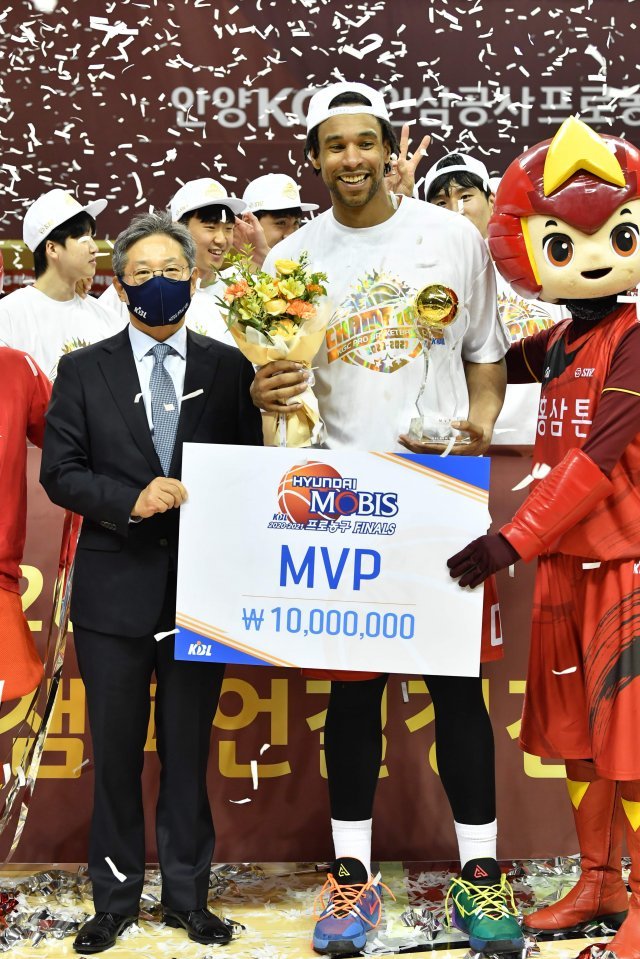 미국프로농구(NBA) 출신인 제러드 설린저는 막강한 공격력을 앞세워 KGC의 우승을 이끌었다. 사진은 플레이오프 최우수선수(MVP)에 등극한 설린저가 환하게 웃는 모습. KBL 제공