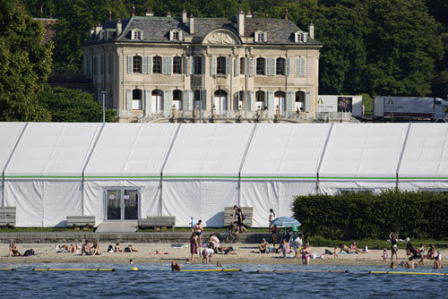 미러 정상 이곳에서… 16일 미국-러시아 정상회담을 이틀 앞둔 14일 회담 장소인 스위스 제네바의 18세기 고딕양식 저택 ‘빌라 라그랑주’ 앞에 거대한 흰 천막으로 덮인 미디어센터가 설치됐다. 센터 앞 호수에서 시민들이 수영을 즐기고 있다. 제네바=AP 뉴시스