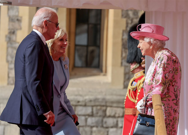 13일 영국 런던 근교 윈저성을 찾은 조 바이든 미국 대통령(왼쪽)과 부인 질 여사(가운데)를 맞이하는 엘리자베스 2세 여왕(오른쪽). 바이든 대통령만 선글라스를 쓰고 있다. 윈저=AFP