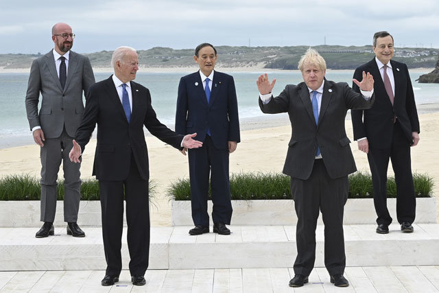 영국 콘월에서 열린 주요 7개국(G7) 정상회의에 참석한 정상들이 11일 기념촬영을 하고 있다. 조 바이든 미국 대통령(앞줄 왼쪽)이 ＂어떤 회의보다 중요하다＂고 했던 이번 G7 정상회의에서 대중 견제라는 국제질서 재편 방안을 구체화했다. 콘월=AP 뉴시스
