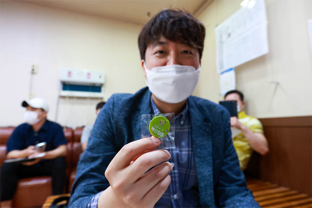 “얀센 백신 맞았어요” 이준석 국민의힘 대표가 15일 오전 서울 노원구의 한 병원에서 신종 코로나바이러스 감염증 백신(얀센)을 맞은 뒤 ‘접종 배지’를 들어 보이고 있다. 사진공동취재단