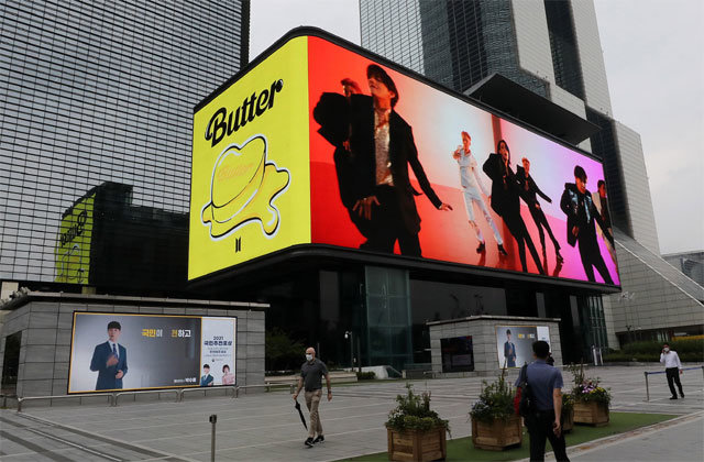 15일 서울 강남구 코엑스 앞 전광판에 방탄소년단의 ‘Butter’ 뮤직비디오가 나오는 모습. 뉴스1