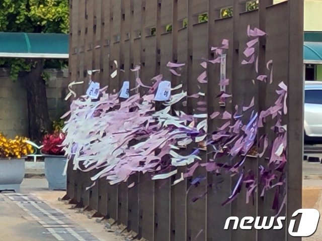 화재사고 직후 인천시 미추홀구 ‘라면형제’의 모교에는 숨진 동생을 추모하는 행사가 열렸다./뉴스1 © News1