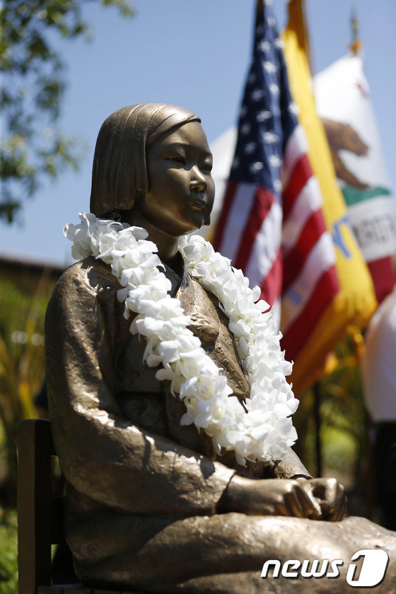 미국 캘리포니아 글렌데일 시립 중앙도서관 앞에서 위안부 소녀상의 모습. ‘2013.7.31 액션이미지스/뉴스1