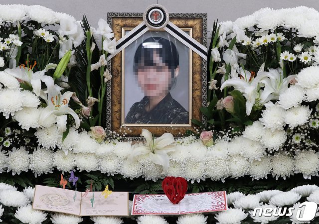 11일 오전 경기도 성남시 국군수도병원 장례식장에 마련된 고(故) 이모 공군 중사 분향소에 어머니의 편지가 놓여 있다. 2021.6.11/뉴스1 © News1
