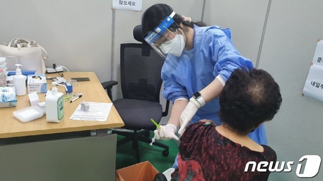 고양시 코로나19 안심예방접종센터에서 의료진이 75세 이상 어르신에게 백신을 접종하고 있다.(고양시청 제공) © 뉴스1