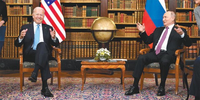 카메라 앞에선 웃고 있지만… 조 바이든 미국 대통령(왼쪽)과 블라디미르 푸틴 러시아 대통령이 16일(현지시간) 스위스 제네바의 18세기 고딕양식 저택 ‘빌라 라 그랑주’에서 본격적인 정상회담을 시작하기에 앞서 이야기를
나누던 중 웃음 짓고 있다. 제네바=AP 뉴시스