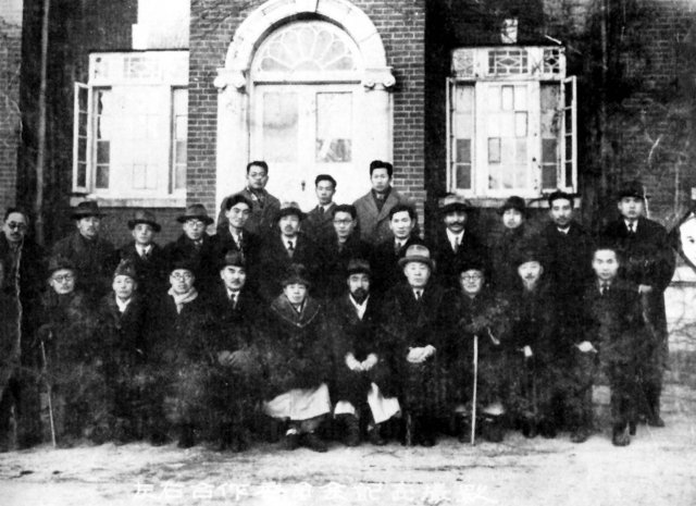 1947년12월10일 ‘좌우합작위원회’ 기념촬영. 동아DB