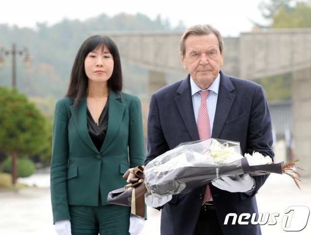 게르하르트 슈뢰더 전 독일총리와 부인 김소연씨.2018.10.26/뉴스1 © News1