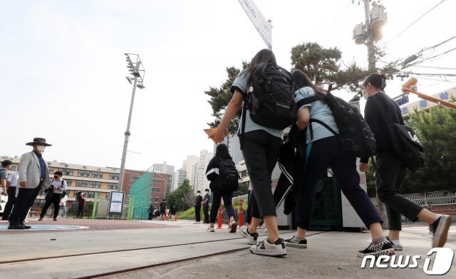 등교하는 중학생. /뉴스1 © News1 사진공동취재단