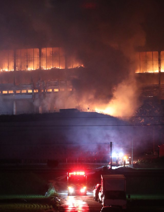 17일 경기 이천 덕평 쿠팡 물류센터에서 발생한 화재가 밤 늦게까지 계속 이어지고 있다. 이천=김재명기자 base@donga.com