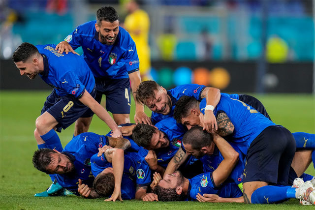 이탈리아 축구대표팀 선수들이 17일 이탈리아 로마 올림피코 스타디움에서 열린 2020 유럽축구선수권대회(유로 2020) 조별리그 A조 스위스와의 2차전에서 1-0으로 앞선 후반 7분 마누엘 로카텔리의 추가골이 터진 뒤 서로 얼싸안으며 기뻐하고 있다. 3-0으로 이긴 이탈리아는 이번 대회에서 처음으로 16강 진출을 확정 지었다. 또 A매치 29경기 무패 행진과 10경기 연속 무실점 행진도 이어갔다. 로마=AP 뉴시스