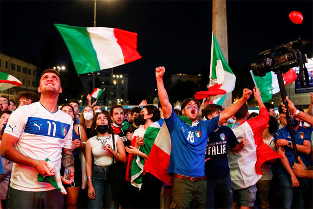 이날 이탈리아 로마의 피아자 델 포폴로 광장에 모인 이탈리아 시민들이 이탈리아와 스위스의 경기를 대형 스크린을 통해 지켜보다 전반 26분 로카텔리의 첫 골이 터지자 국기를 흔들며 환호하고 있다. 로마=AP 뉴시스