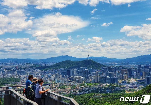 맑은 날씨를 보인 16일 서울 한양도성 곡장에서 바라본 도심 위로 푸른 하늘과 뭉게구름이 펼쳐져 있다. 2021.6.16/뉴스1 © News1