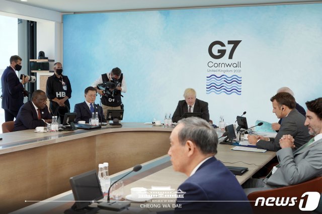G7 정상회의 참석차 영국을 방문 중인 문재인 대통령이 13일(현지시간) 영국 콘월 카비스베이에서 열린 기후변화 및 환경‘ 방안을 다룰 확대회의 3세션에 참석하고 있다. (청와대 페이스북) 2021.6.13/뉴스1