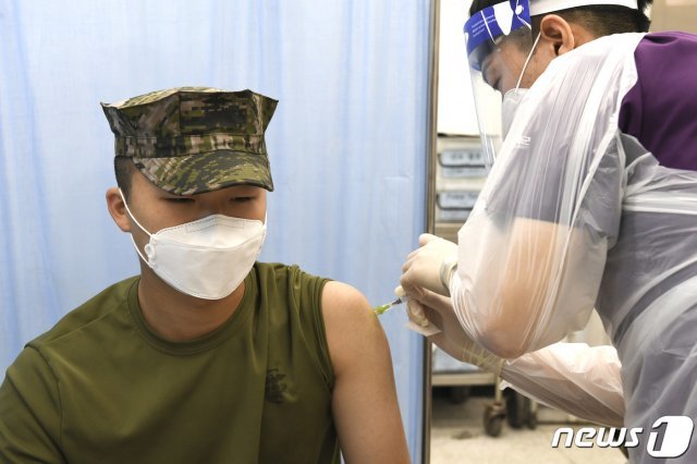지난 7일 해병대 연평부대 소속 30세 미만 장병이 코로나19  백신을 맞고 있다. (해병대 제공) 2021.6.7/뉴스1