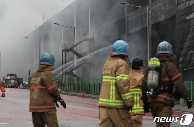 이천 쿠팡 덕평물류센터에서 화재가 발생한지 하루가 지난 18일 오전 경기도 이천시 마장면에 위치한 쿠팡 덕평물류센터 화재현장에서 소방당국이 밤샘 진화작업을 벌이고 있다. 2021.6.18/뉴스1 © News1