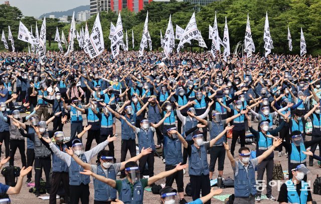 민주노총 서비스연맹 전국택배노동조합원들이 15일 오후 서울 영등포구 여의도공원에서 택배종사자 과로사 대책 마련을 촉구하는 집회를 하고 있다. 양회성 기자 yohan@donga.com