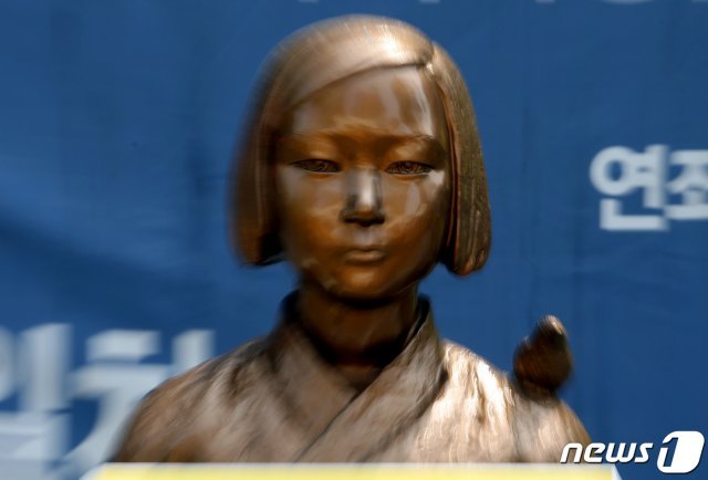 서울 종로구 옛 일본대사관 앞 평화의 소녀상. 2021.4.21/뉴스1 © News1