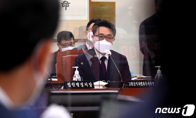 김진욱 공수처장이 18일 서울 여의도 국회에서 열린 법제사법위원회에서 의원들의 질의에 답하고 있다. 2021.6.18/뉴스1 © News1