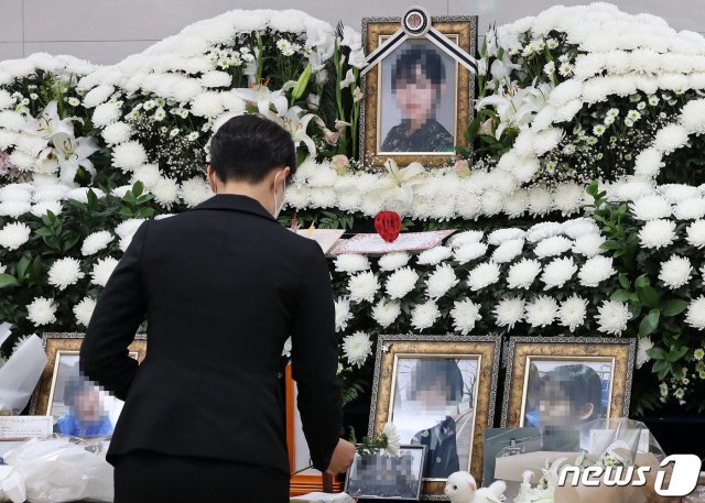 지난 11일 경기도 성남시 소재 국군수도병원 장례식장에 마련된 고(故) 이모 공군 중사 분향소를 찾은 조문객이 조문을 하고 있다. 2021.6.11/뉴스1 © News1