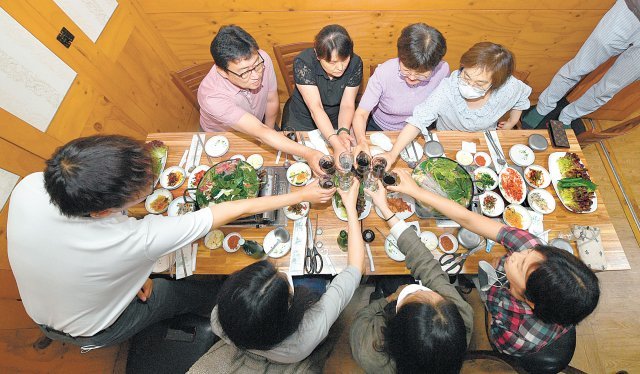 부산, 21일부터 식당-술집 영업제한 해제… 광주는 8인모임 허용