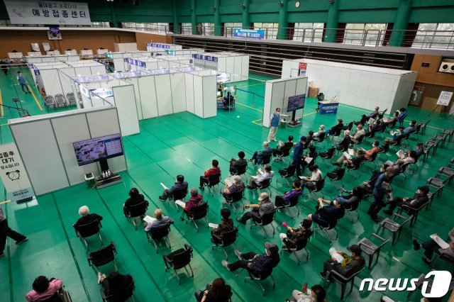 (사진은 기사 내용과 무관함) 서울 동대문구 체육관에 마련된 코로나19 예방접종센터. 2021.6.3/뉴스1 © News1