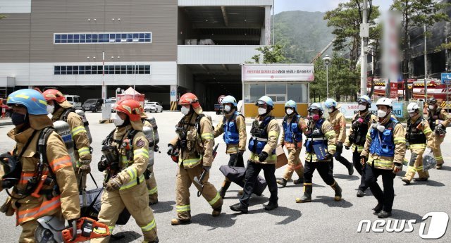 이천 쿠팡 덕평물류센터에서 화재가 발생한지 사흘째인 19일 오전 경기도 이천시 마장면 쿠팡 덕평 물류센터 화재현장에서 광주소방서 119구조대 김동식 구조대장을 구조하러 들어간 동료 구출팀원들이 어두운 표정으로 나오고 있다.  (이천시 제공) 2021.6.19/뉴스1 © News1