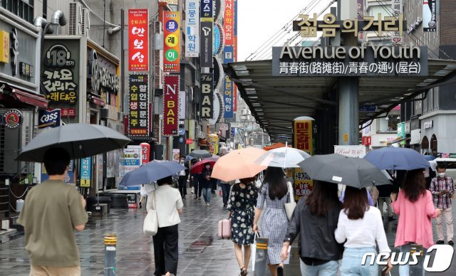 18일 오후 서울 종각역 인근에서 시민들이 점심식사를 위해 이동하고 있다. 2021.6.18/뉴스1 © News1