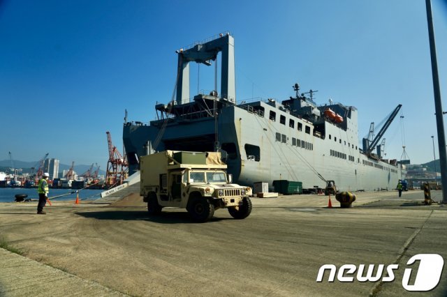 미 육군 제1기갑사단 예하 제3기갑여단전투단(불독여단) 소속 군용 차량과 장비가 순환배치 임무수행을 위해 19일 부산항에 도착하고 있다. (미8군 제공)