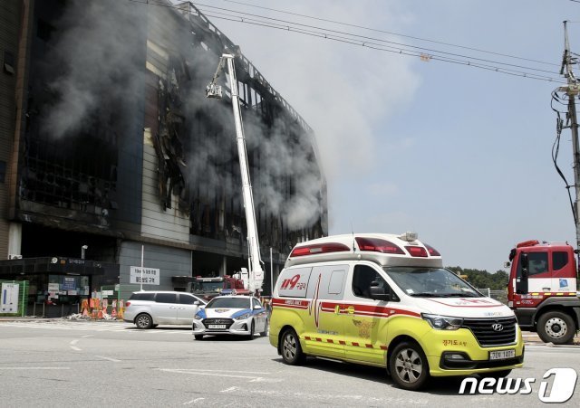 이천 쿠팡 덕평물류센터에서 화재가 발생한지 사흘째인 19일 오전 경기도 이천시 마장면 쿠팡 덕평 물류센터 화재현장에서 광주소방서 119구조대 김동식 구조대장 유해를 태운 응급차가 이천병원으로 향하고 있다. 뉴스1(이천시 제공)