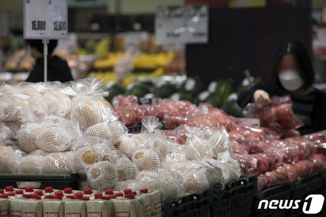 최근 10년간 수도권에 거주하는 가구가 과일을 연평균 47회 구매하고, 과일값으로 35만7000원을 지출했다는 조사결과가 나왔다. /뉴스1 © News1