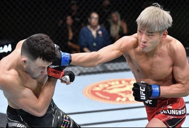 최승우가 줄리안 에로사를 1라운드 TKO로 잡았다.(UFC SNS 캡처)© 뉴스1