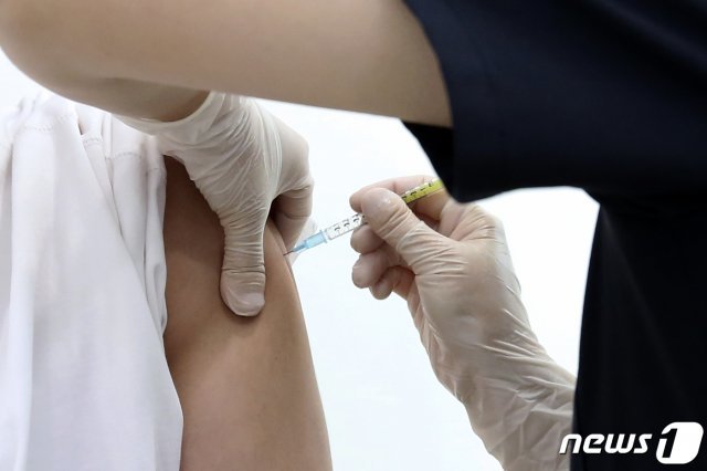 신종 코로나바이러스 감염증(코로나19)을 접종 중인 시민 모습./뉴스1 © News1