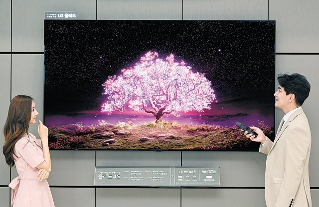 LG전자가 세계 최초로 선보인 83형 올레드 TV. LG전자 제공