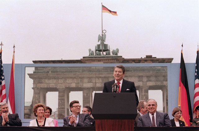 로널드 레이건 전 미국 대통령은 1987년 6월 베를린 브란덴부르크 연설에서 미하일 고르바초프 소련 서기장에게 독일 분단의 상징인 베를린 장벽을 허물 것을 촉구했다. 사진 출처 위키피디아