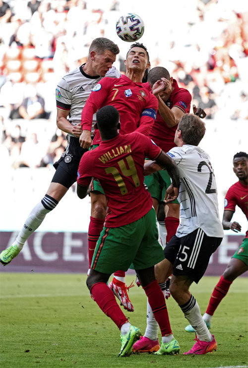 독일이 20일 독일 뮌헨 알리안츠 스타디움에서 열린 유로 2020 조별리그 F조 2차전에서 크리스티아누 호날두가 이끄는 포르투갈을 4-2로 제압하며 첫 승을 거뒀다. 세트피스 공격에 가담한 독일의 마티아스 긴터(왼쪽)가 호날두(가운데)와 포르투갈 문전에서 헤딩 경합을 벌이고 있다. 뮌헨=AP 뉴시스