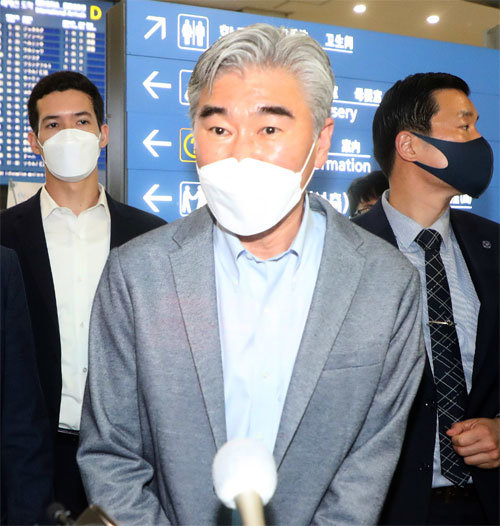 성 김 미국 국무부 대북특별대표(가운데)가 19일 오전 인천국제공항을 통해 입국하고 있다. 인천=뉴시스