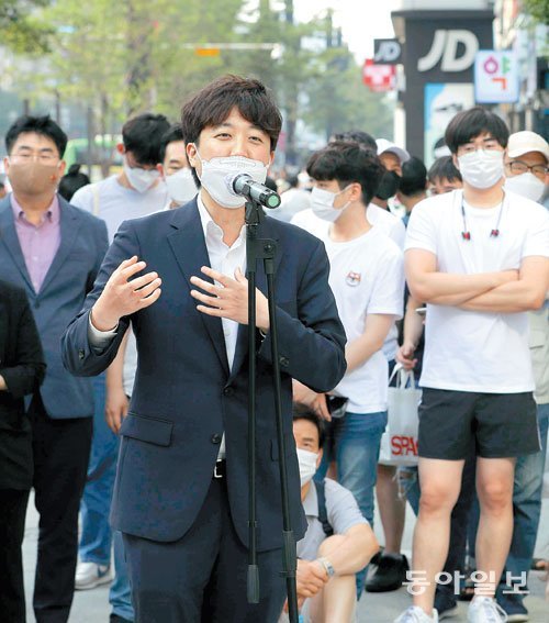 이준석 국민의힘 대표가 20일 오후 서울 강남역 인근을 찾아 시민들의 질문에 답하고 있다. 이 대표는 이날 노타이 정장 차림으로 등장해 약 50명의 시민들과 자유롭게 대화를 나눴다. 원대연 기자 yeon72@donga.com