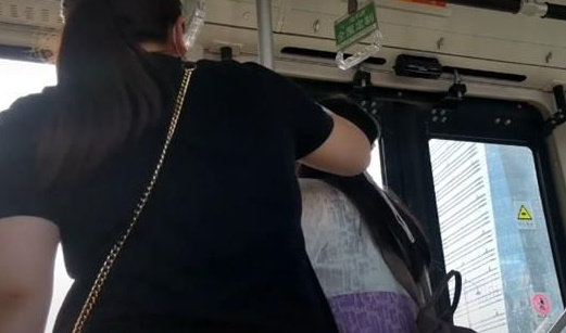 다른 승객들이 대성통곡한 여성을 위로해주고 있다. 웨이보