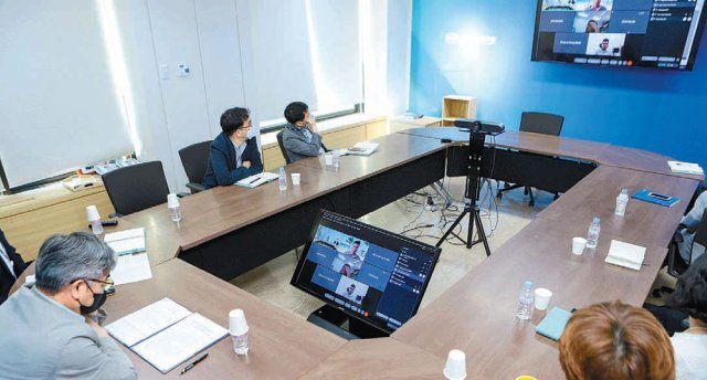 송준엽 한국기계연구원 부원장(왼쪽)이 외국인 앰배서더(대사) 온라인 위촉식에서 화면에 등장한 6명의 앰배서더와 인사를 나누고 있다.