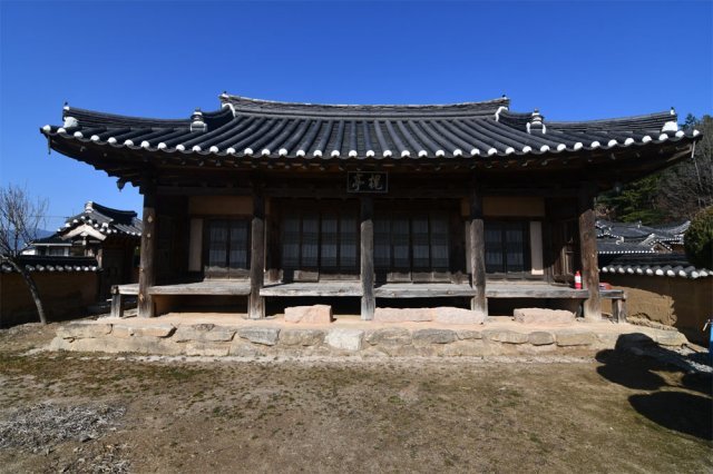 경북 영덕군 괴시마을에 있는 괴정(마을 정자). 이 마을엔 고택, 서당, 정자 등 전통 건축물이 잘 보존돼 있다. 문화재청 제공