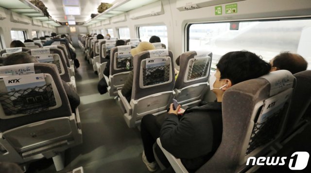 서울역에서 KTX 열차에 탑승한 시민들이 통로좌석에 앉아 있다. 2021.2.15/뉴스1 © News1